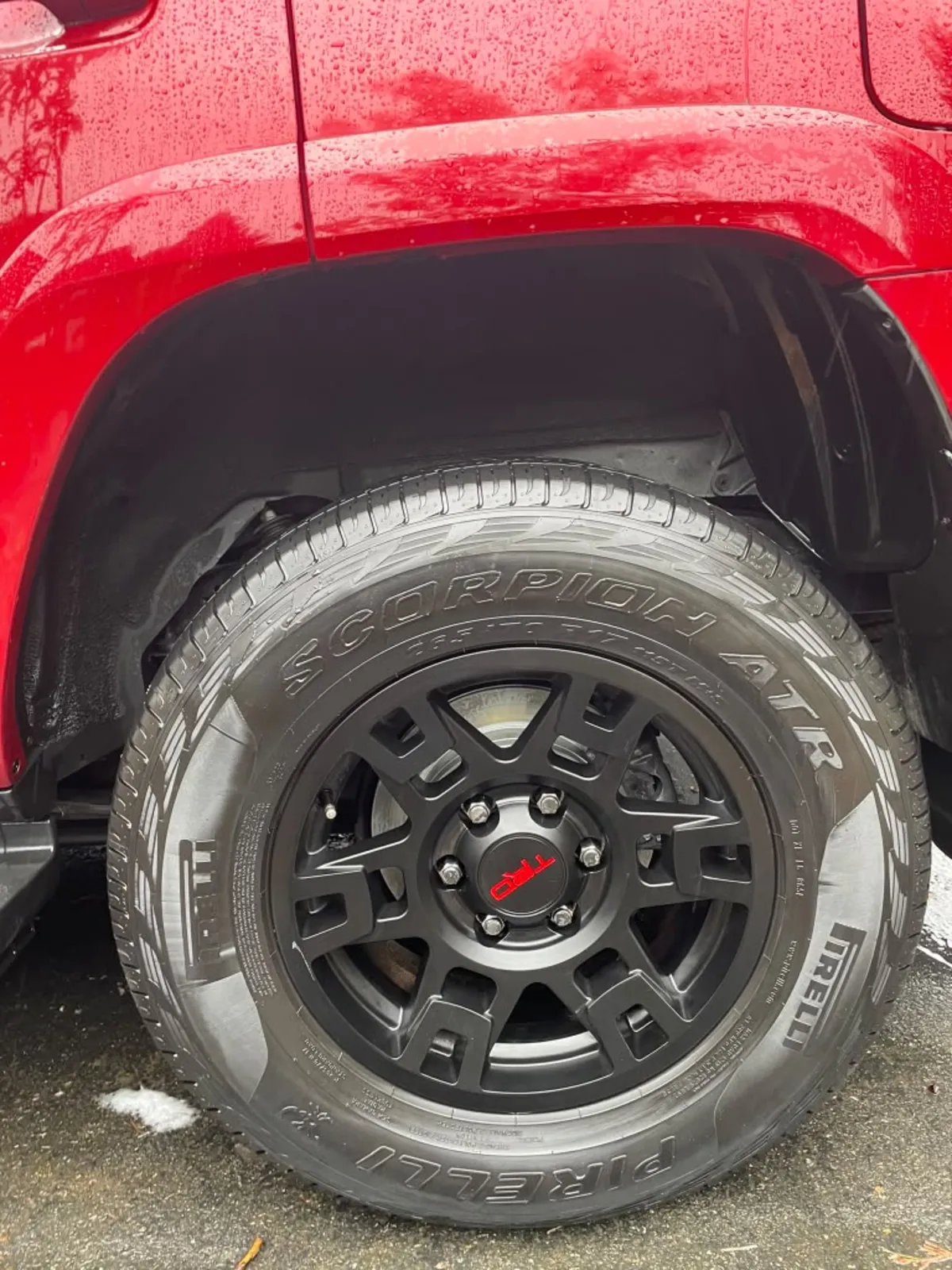 Glossy black SUV exterior after a Pariona premium hand wash and sealing